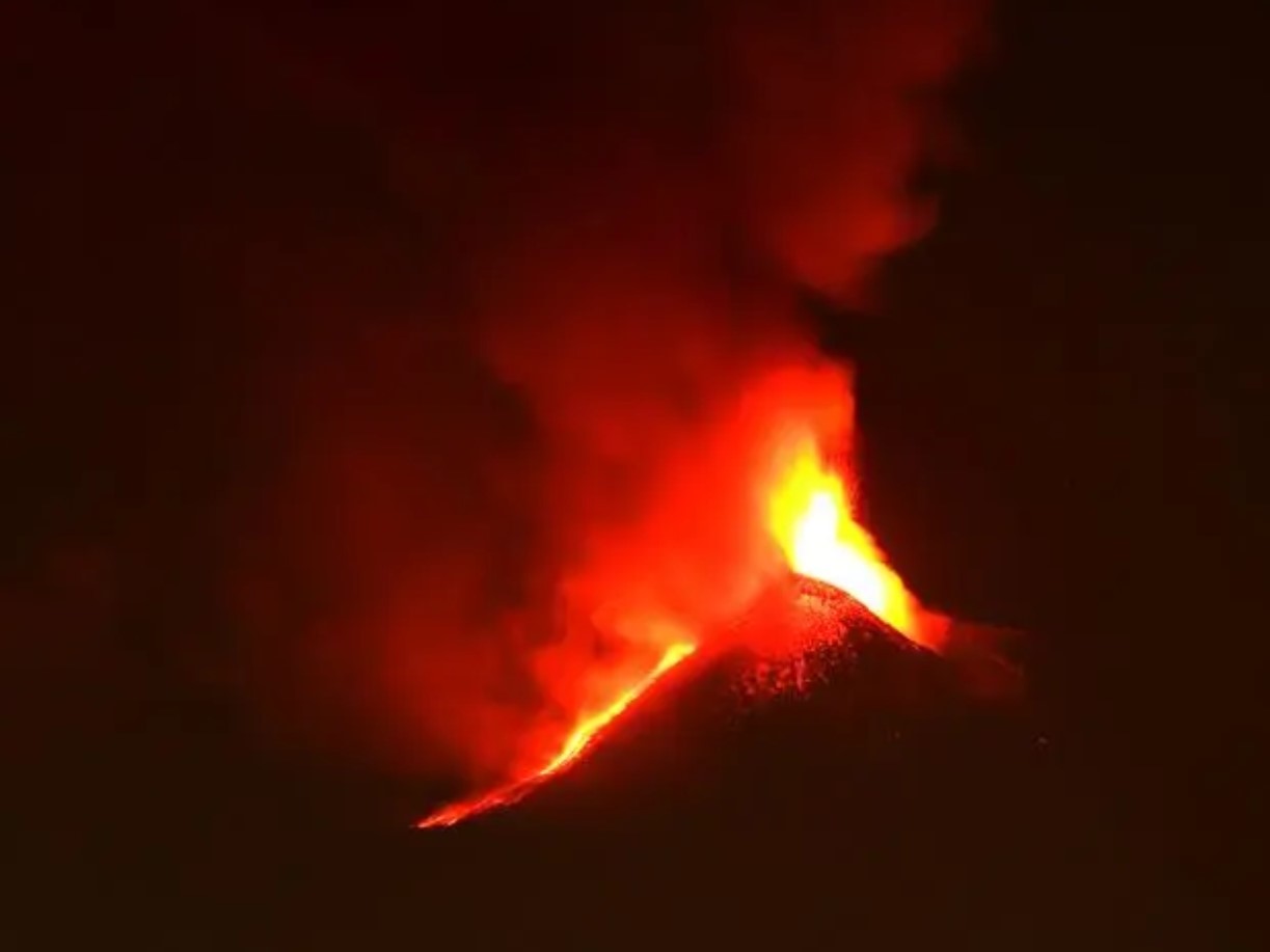 意大利埃特纳火山喷发，当地机场关闭