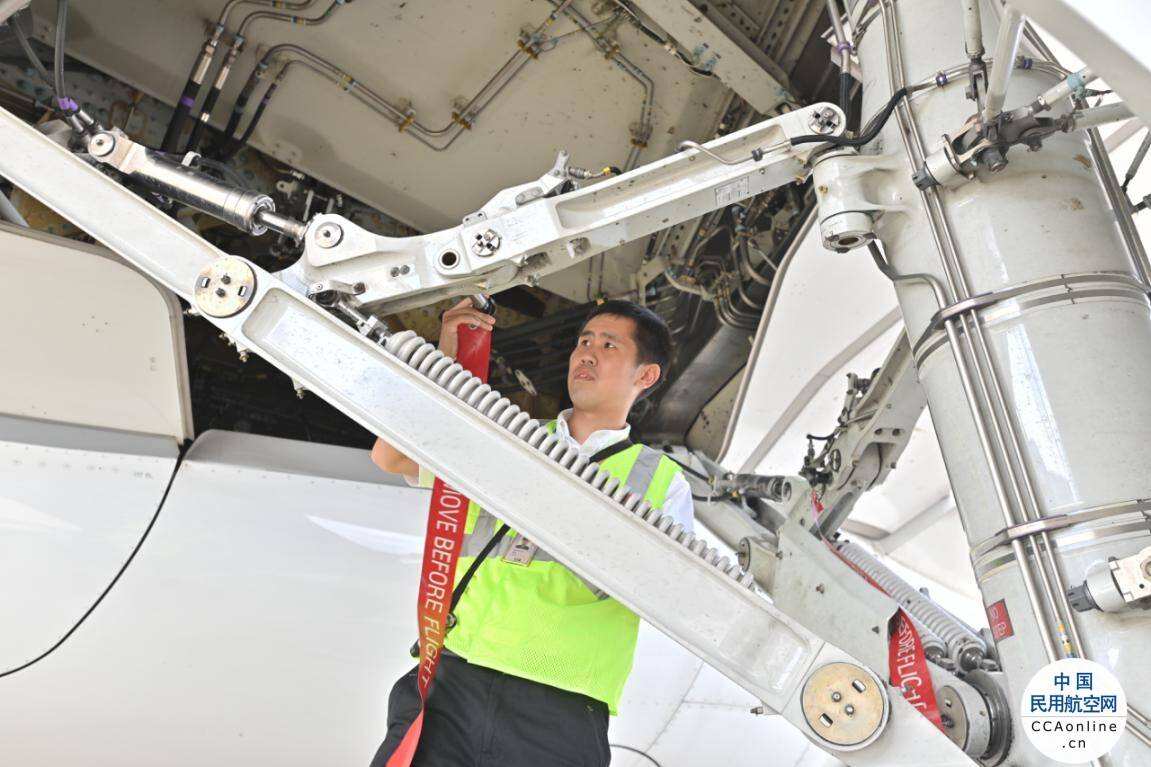 暑運保暢！東航80后、90后、00后機務人迎“峰”戰“夏”