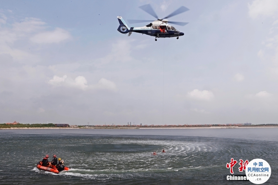 上海市公安局警务航空队联合上海海事局开展直升机水上救援训练