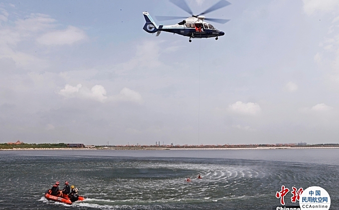 上海市公安局警务航空队联合上海海事局开展直升机水上救援训练