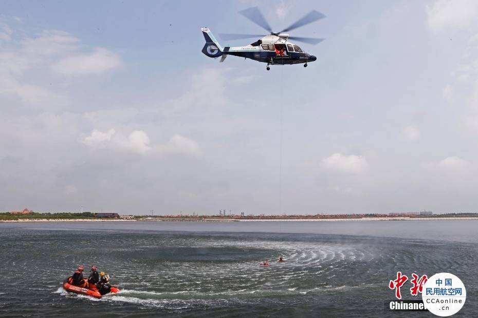 上海市公安局警務航空隊聯合上海海事局開展直升機水上救援訓練