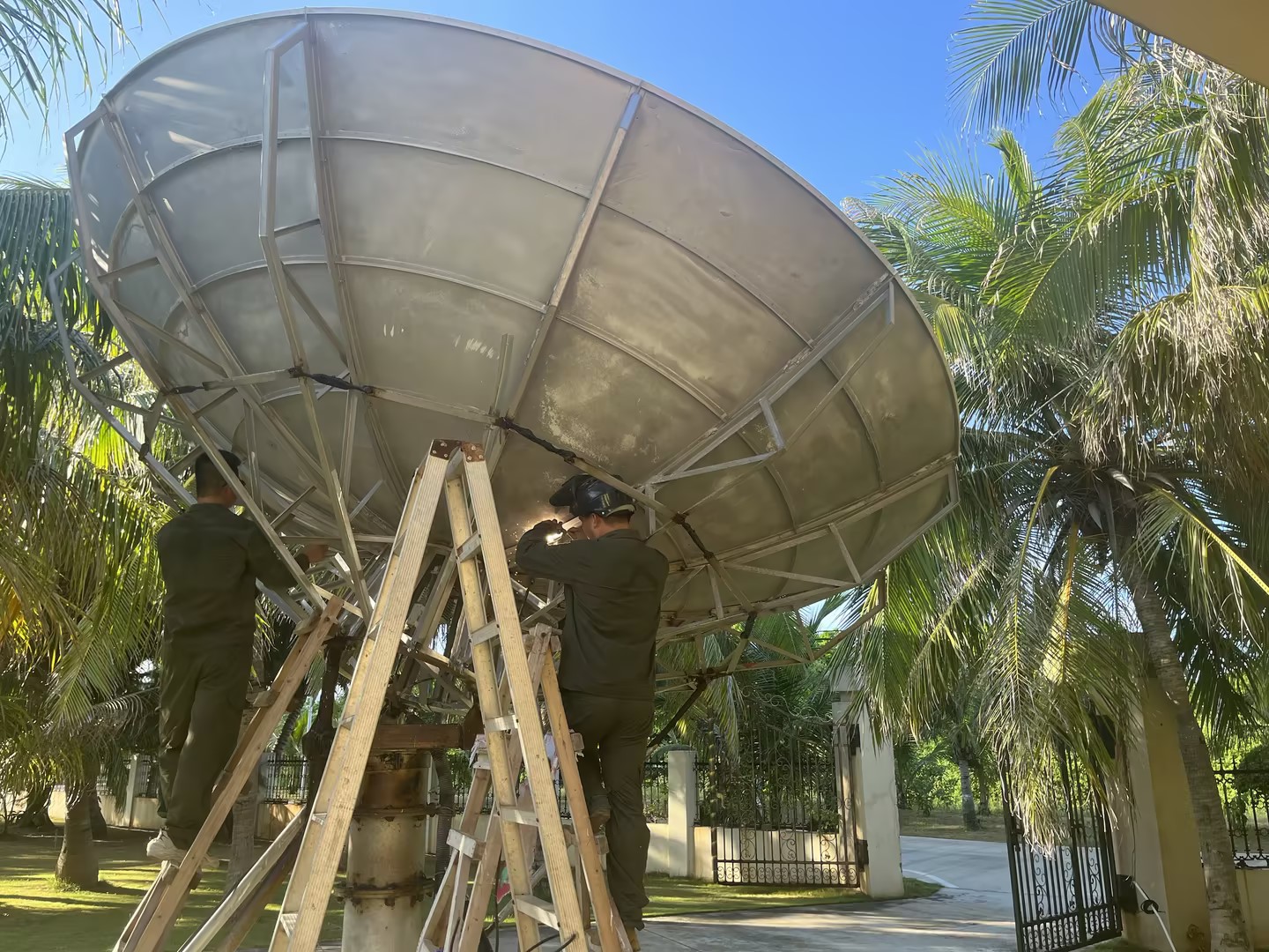 敬畏与守护——三亚空管站技术保障部完成西沙卫星室外天线加固工作