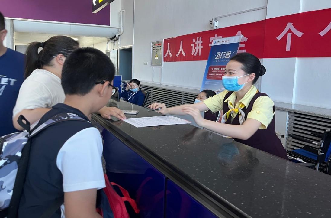 海航航空旗下乌鲁木齐航空地面服务部：暖心服务，为旅客排忧解难