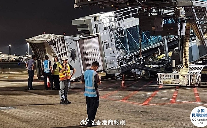 香港机场有乘客登机桥倒塌 无人受伤