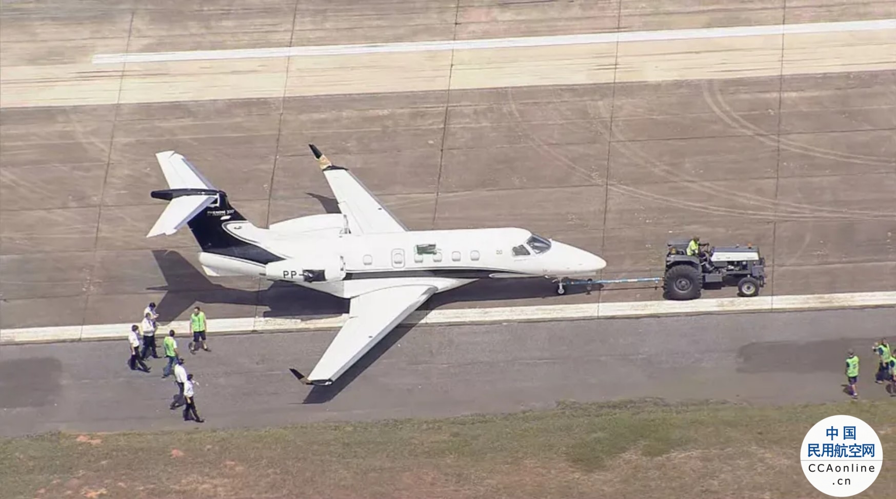 巴西一飞机爆胎滑出跑道致机场暂时关闭