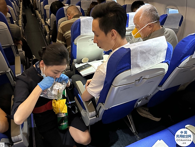 东航四川分公司客舱部乘务组的英勇救护——一位老年哮喘患者的生命奇迹