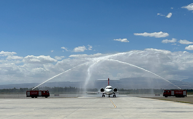 中国商飞快线ARJ21-700飞机平稳降落在莎车机场