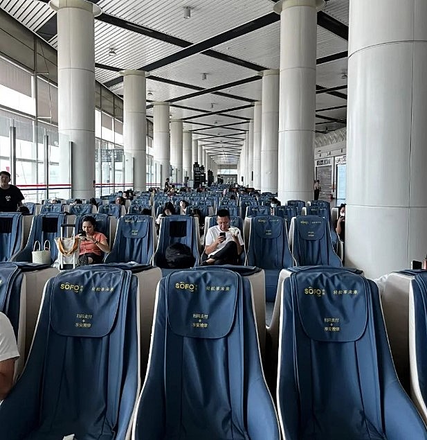 旅客吐槽登机口“全是按摩椅”，太原机场连夜调整座椅布置