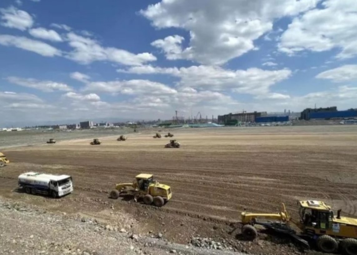 乌鲁木齐机场改扩建项目二、三跑道土石方工程通过验收
