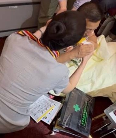 旅客机上突发疾病 天津航空乘务员临危不乱开展空中急救