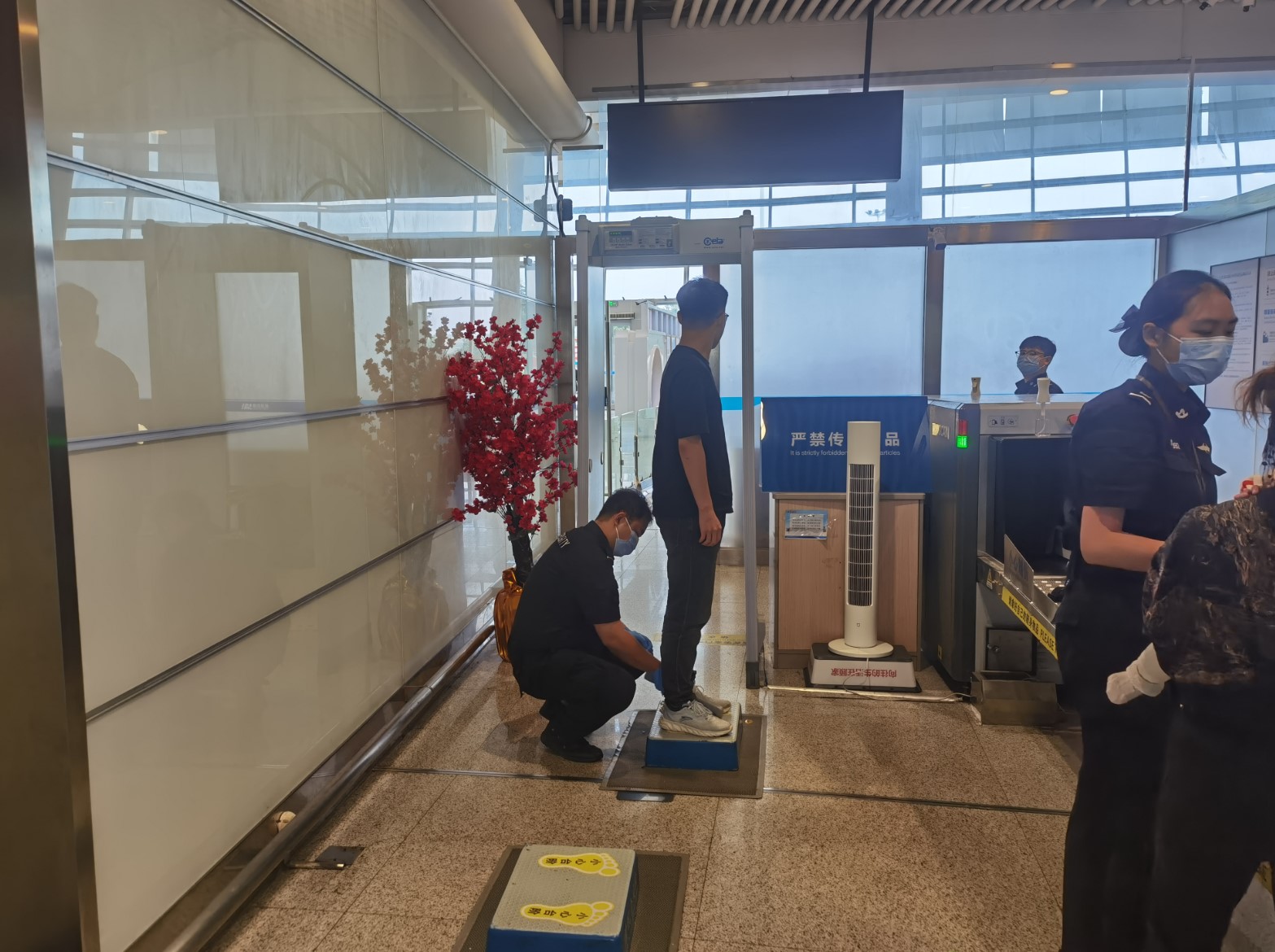 襄阳机场安检站全面推行“360度移位检查法”
