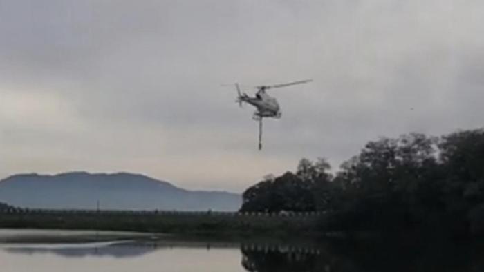 韩国一直升机坠毁,拉升失败后疯狂旋转砸向水库,六旬飞行员死亡