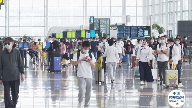 “双节”期间白云机场日均进出境旅客超3万人次