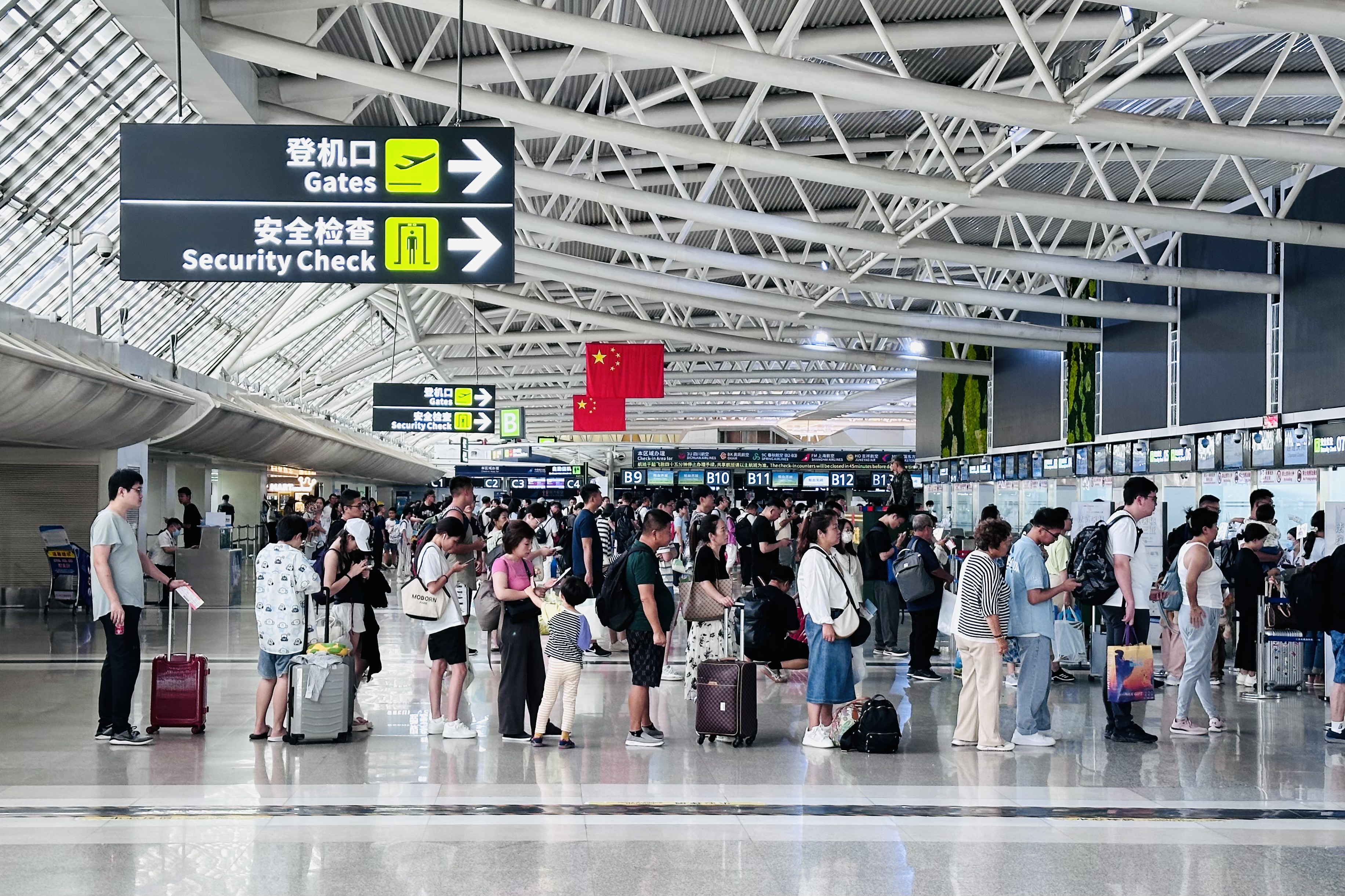 海南机场10月旅客吞吐量同比增长271.96%