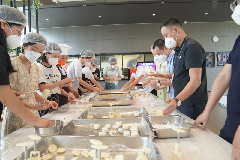 中秋嘉年华 悦享美食——深圳空管站举办中秋月饼DIY活动