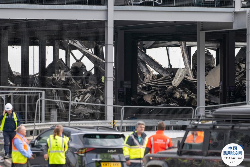 英国卢顿机场停车场发生火灾 所有航班暂停
