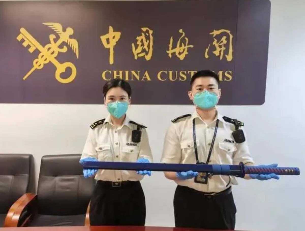 进境旅客携带一米长刀！被海关查获