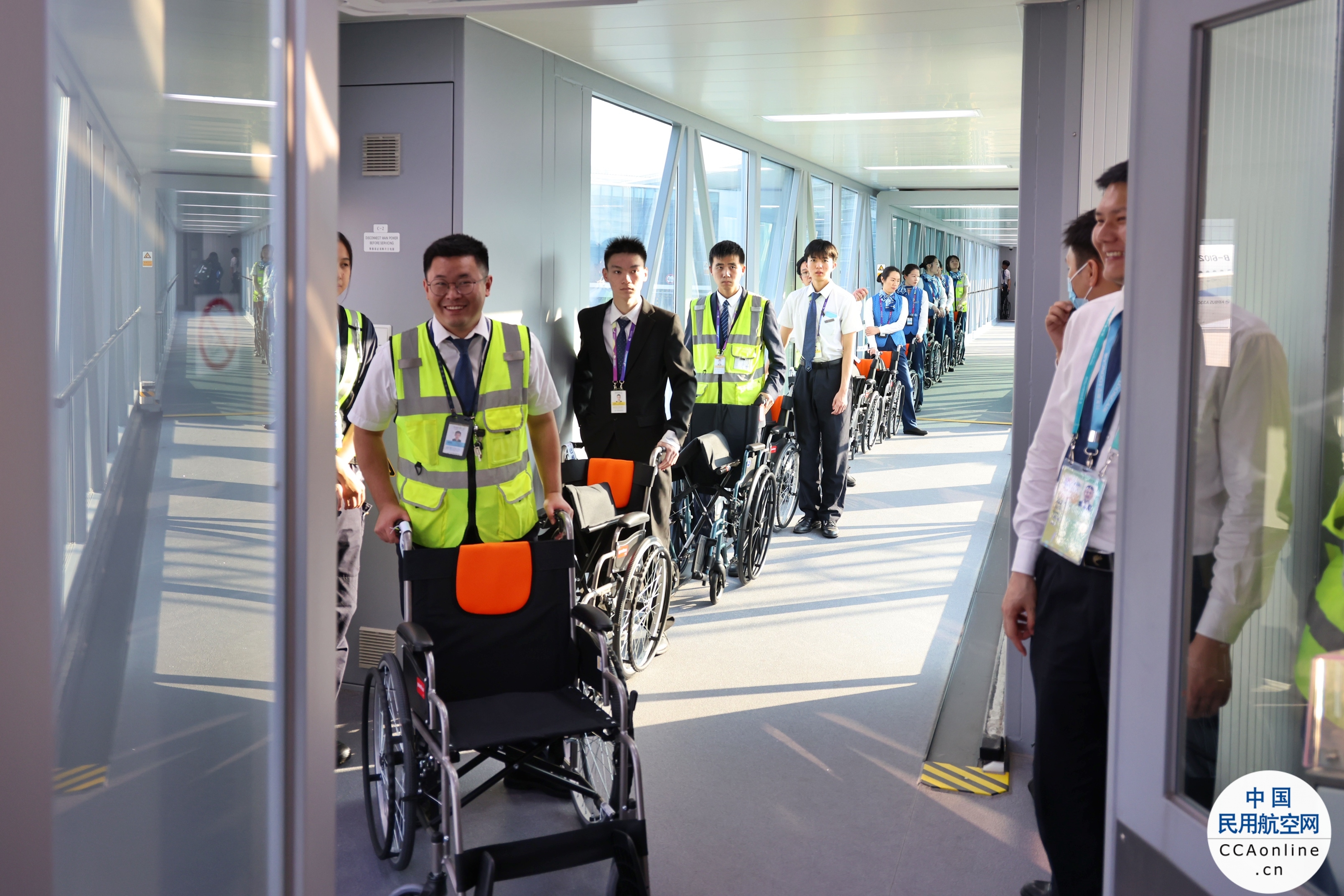 “一航班一方案”  高峰小时保障轮椅旅客140人次，杭州机场迎来亚残运会代表团进港高峰，抵离服务让“无碍”更“有爱”