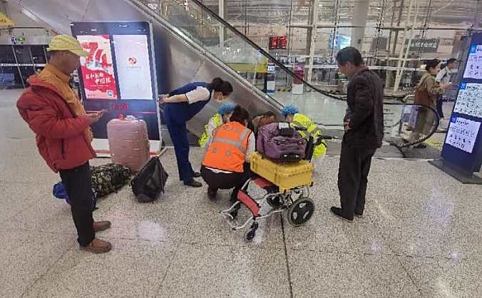 乌鲁木齐国际机场真情服务 做好旅客的“贴心人”