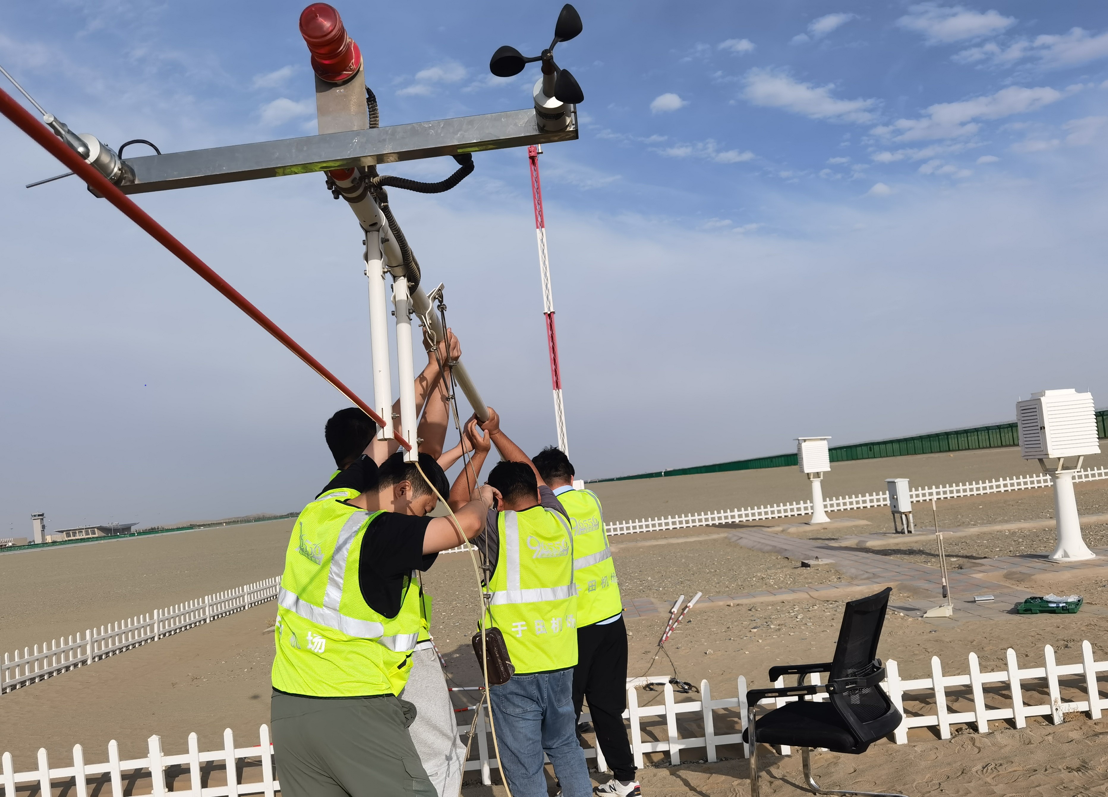 于田机场空管业务部对电传风向风速仪进行安装调试