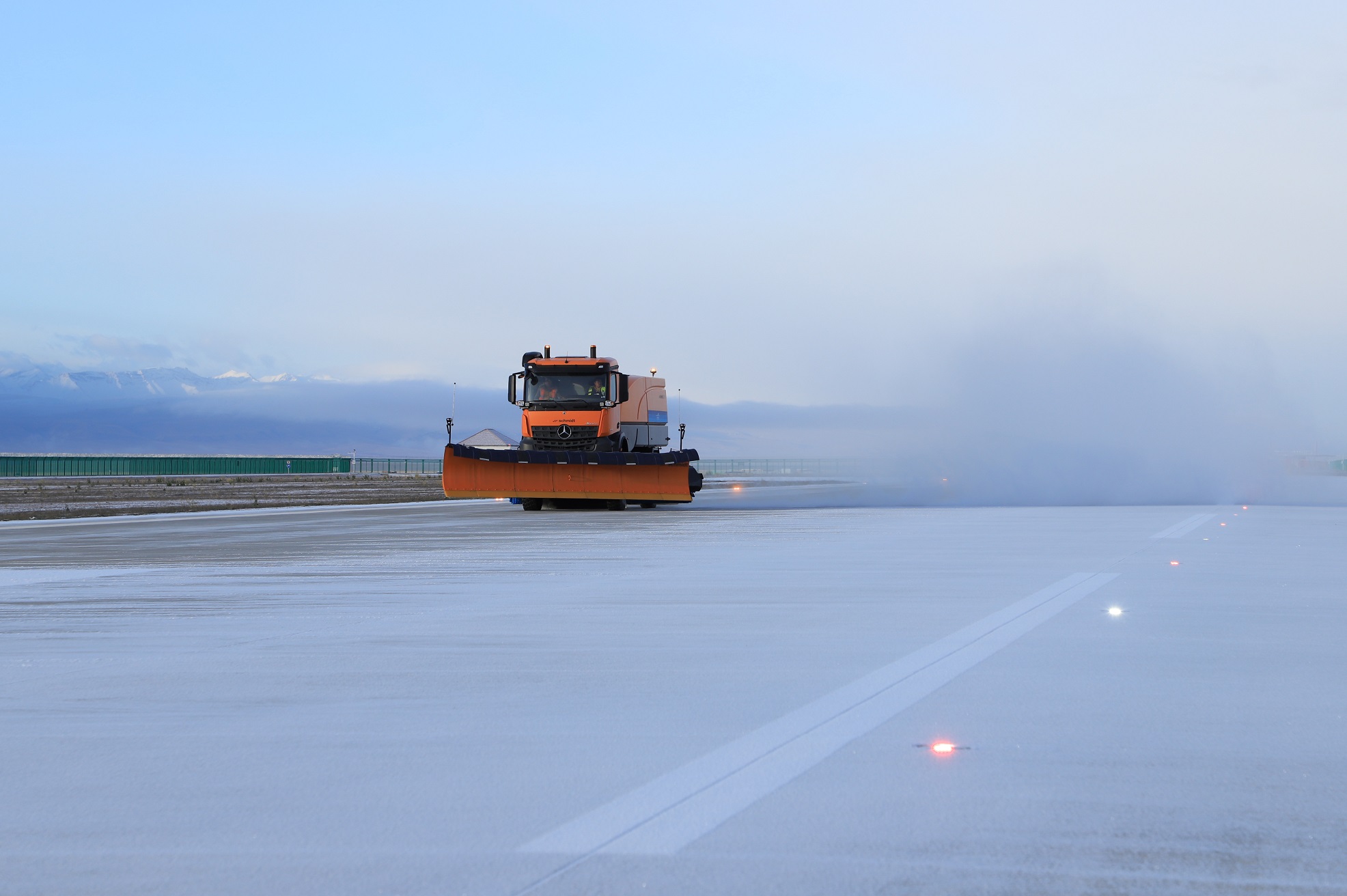 和静巴音布鲁克机场迎来秋冬季节第一场降雪
