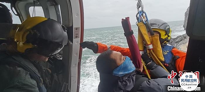 辽宁大连：18人出海钓鱼被困 救助直升机出动成功救回