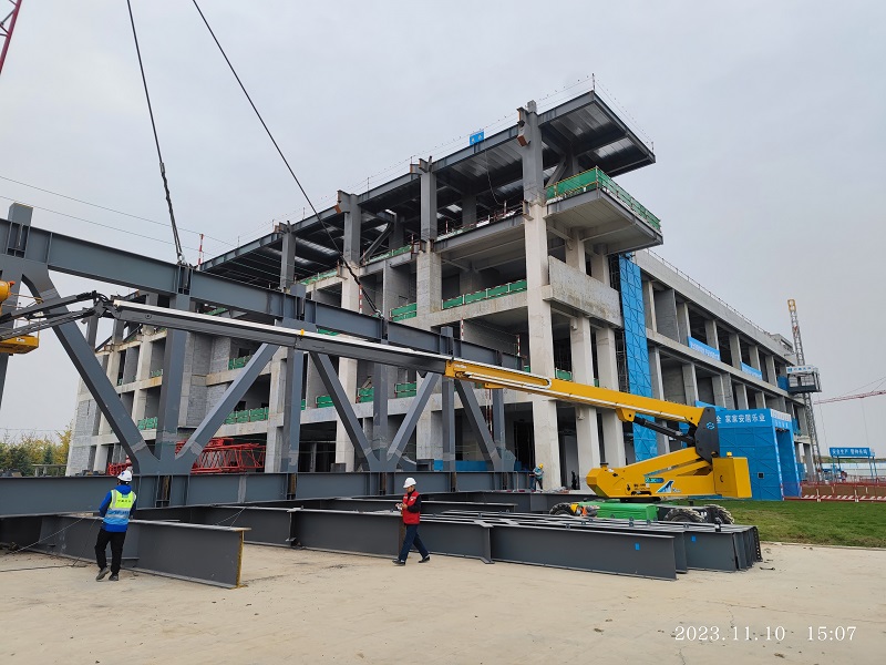 西安机场三期扩建空管运行保障基地工程完成四层大跨度钢桁架首吊