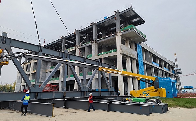 西安机场三期扩建空管运行保障基地工程完成四层大跨度钢桁架首吊