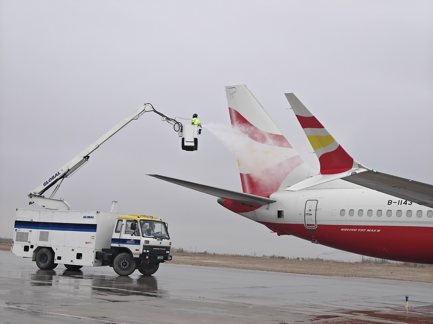 库尔勒梨城机场气温突降，开启航空器除冰季