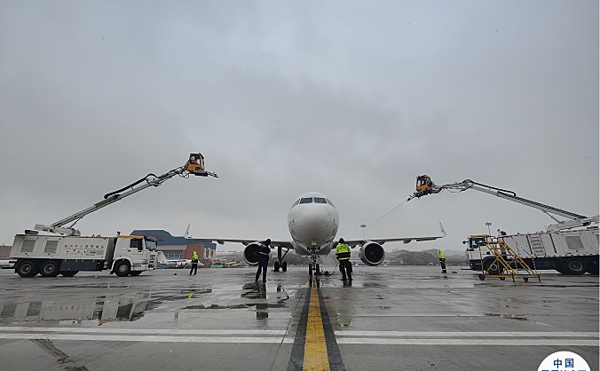 “浴雪奋战”保障航班安全