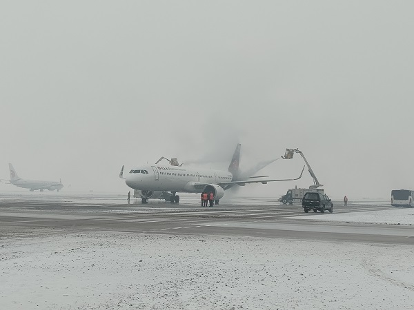哈尔滨机场因雪取消航班26班 不间断清雪确保旅客顺利出行