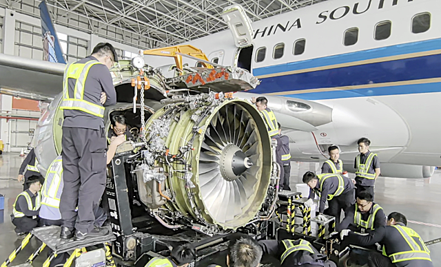 珠航首次独立完成波音737飞机发动机的拆装任务