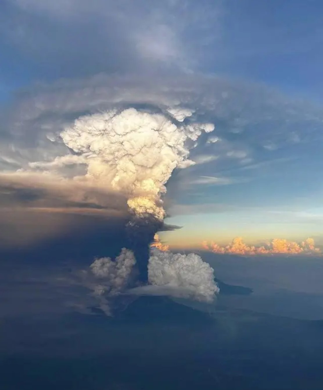 巴布亚新几内亚一座火山喷发，部分航班取消