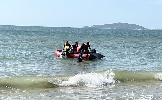 三亚机场开展橡皮艇水上应急救援技能实战训练