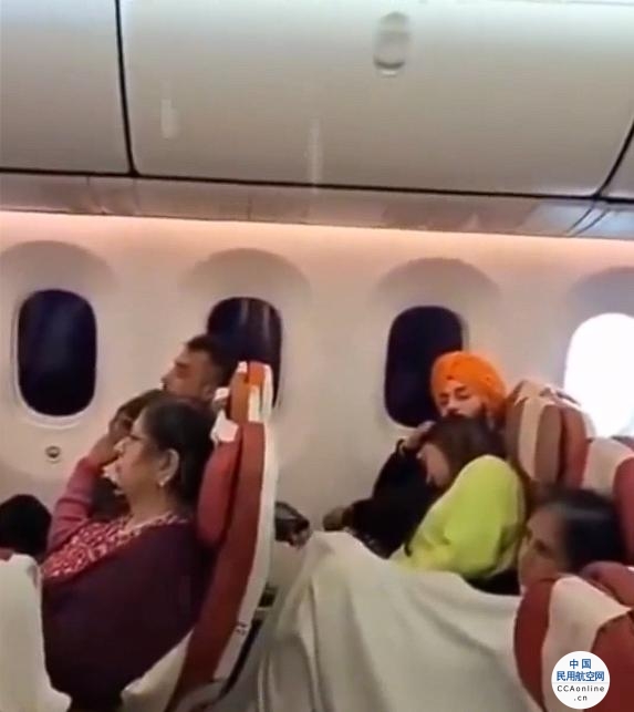 印度一客机飞行途中机舱漏水：有人淡定观望、有人呼呼大睡