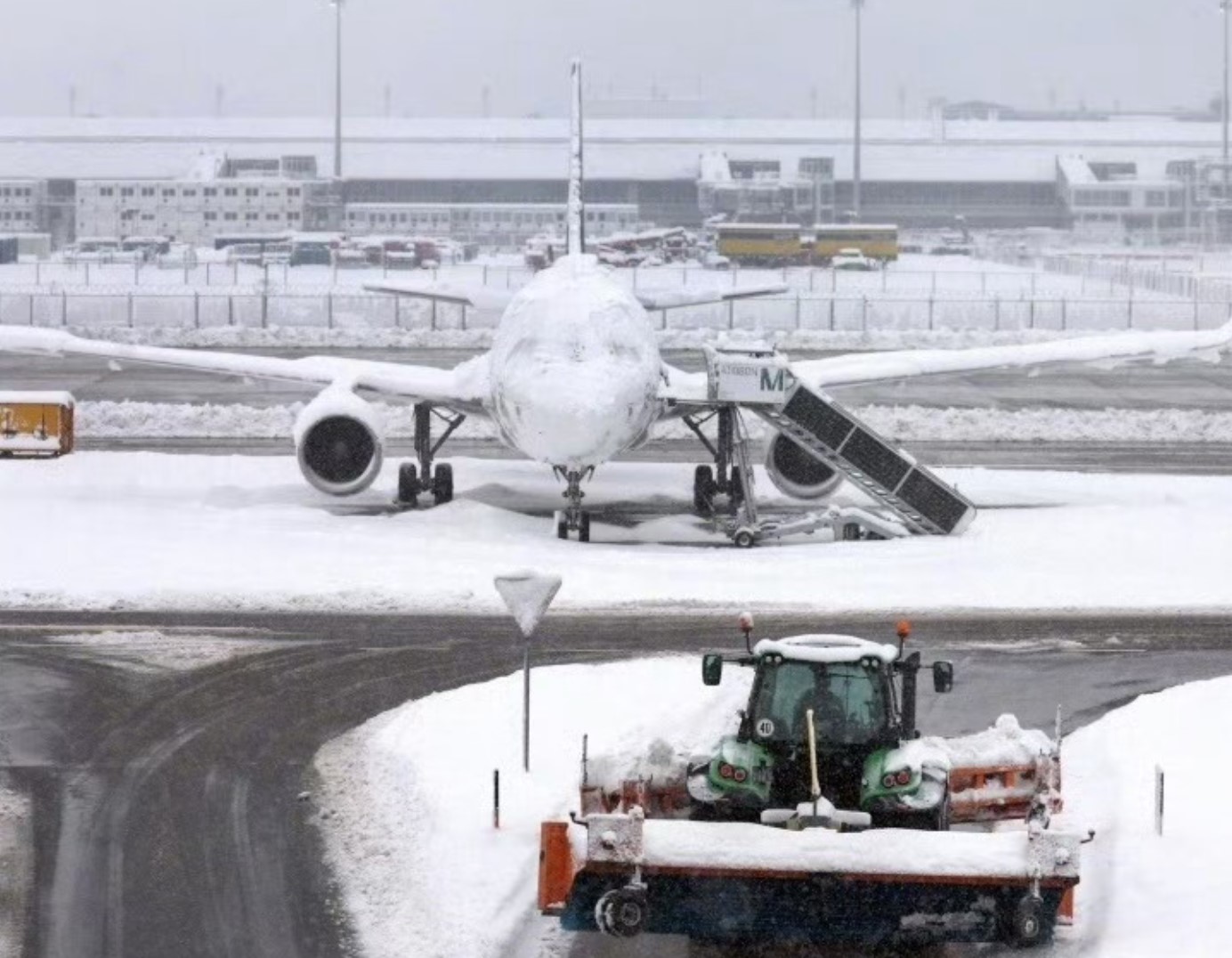 受冻雨天气影响 德国慕尼黑机场暂时关闭
