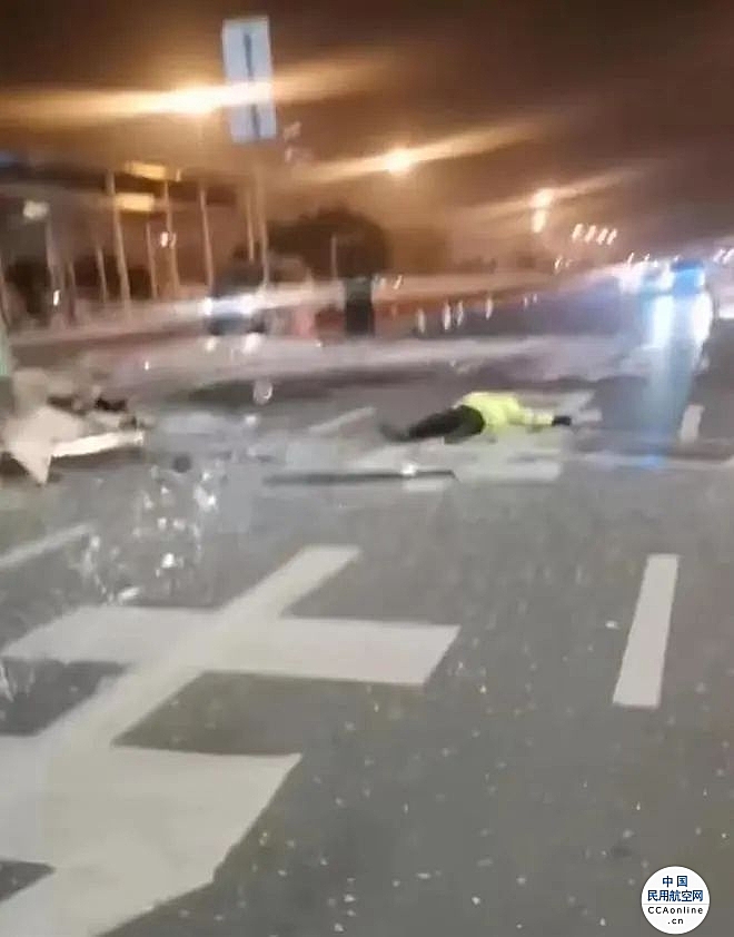 成都双流机场发生车祸，有人倒地，岗亭被撞塌！机场警方：正积极处理调查