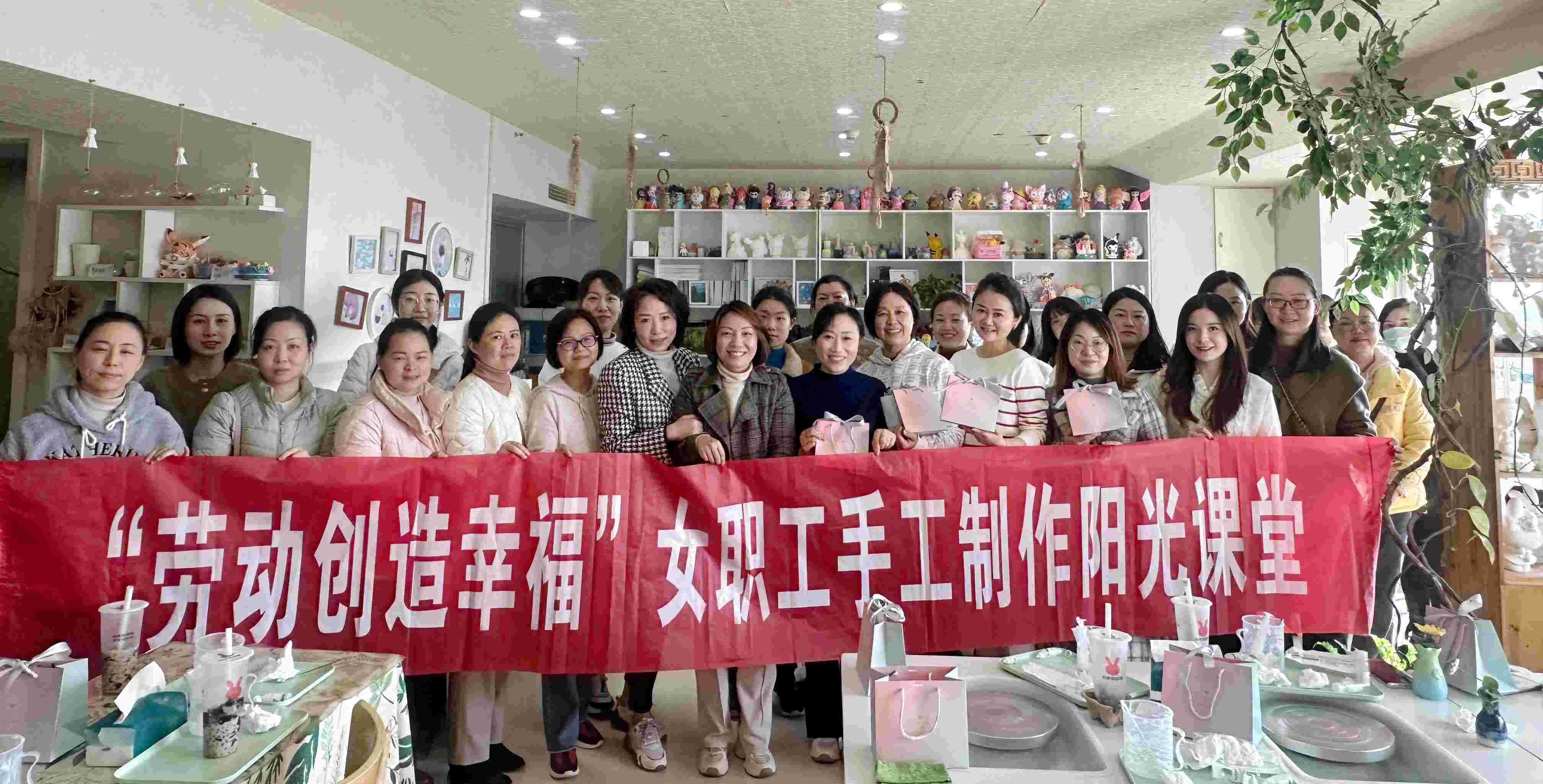 东航江西分公司举办“劳动创造幸福”女职工阳光课堂活动