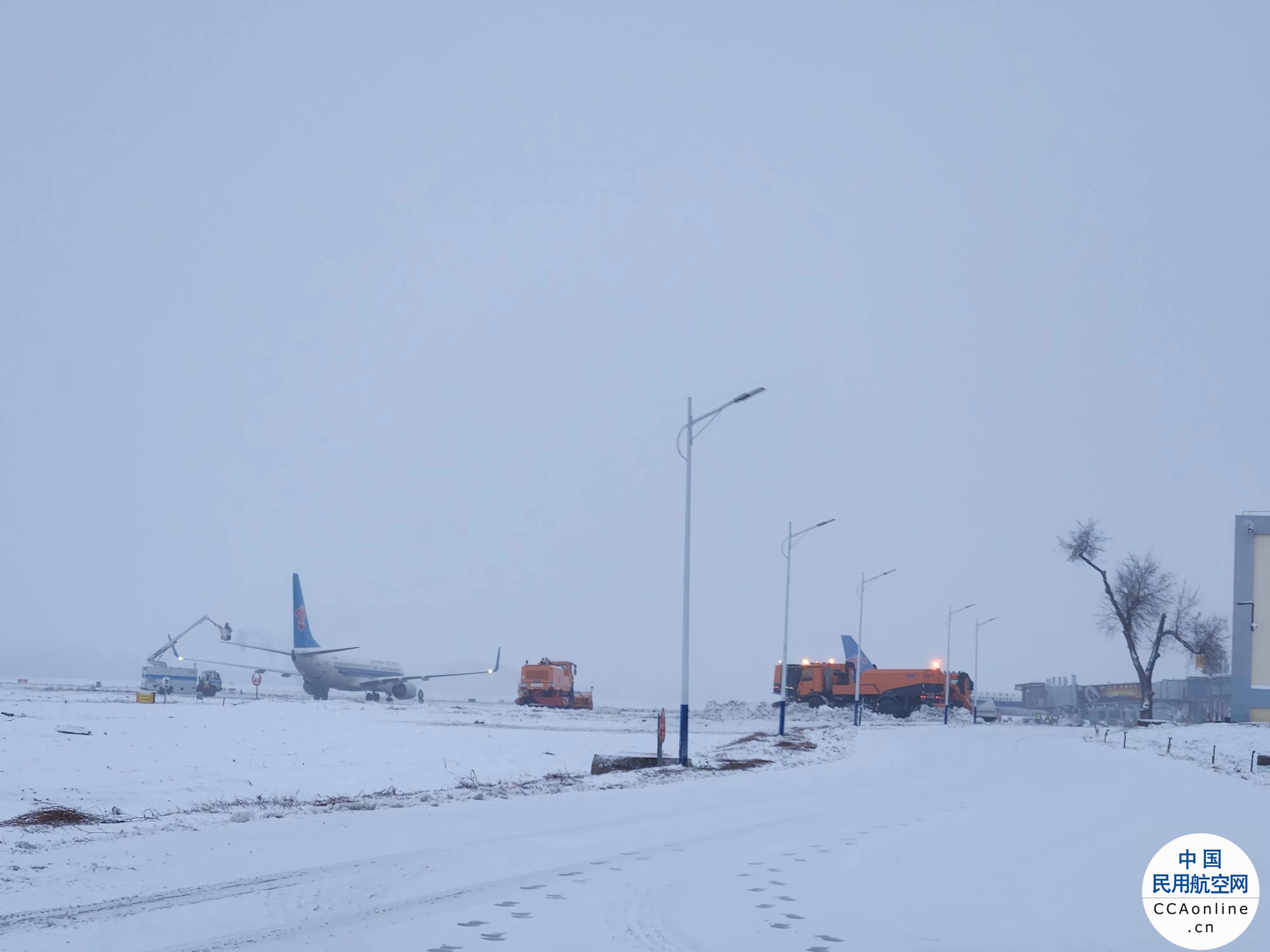 伊宁机场迎战入冬以来首场降雪
