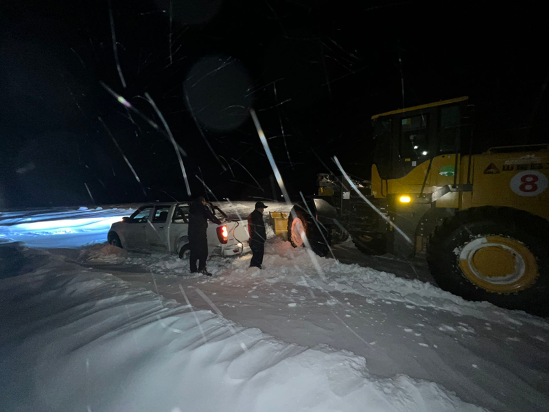 大雪无情人有情｜布尔津喀纳斯机场紧急援救大雪被困群众