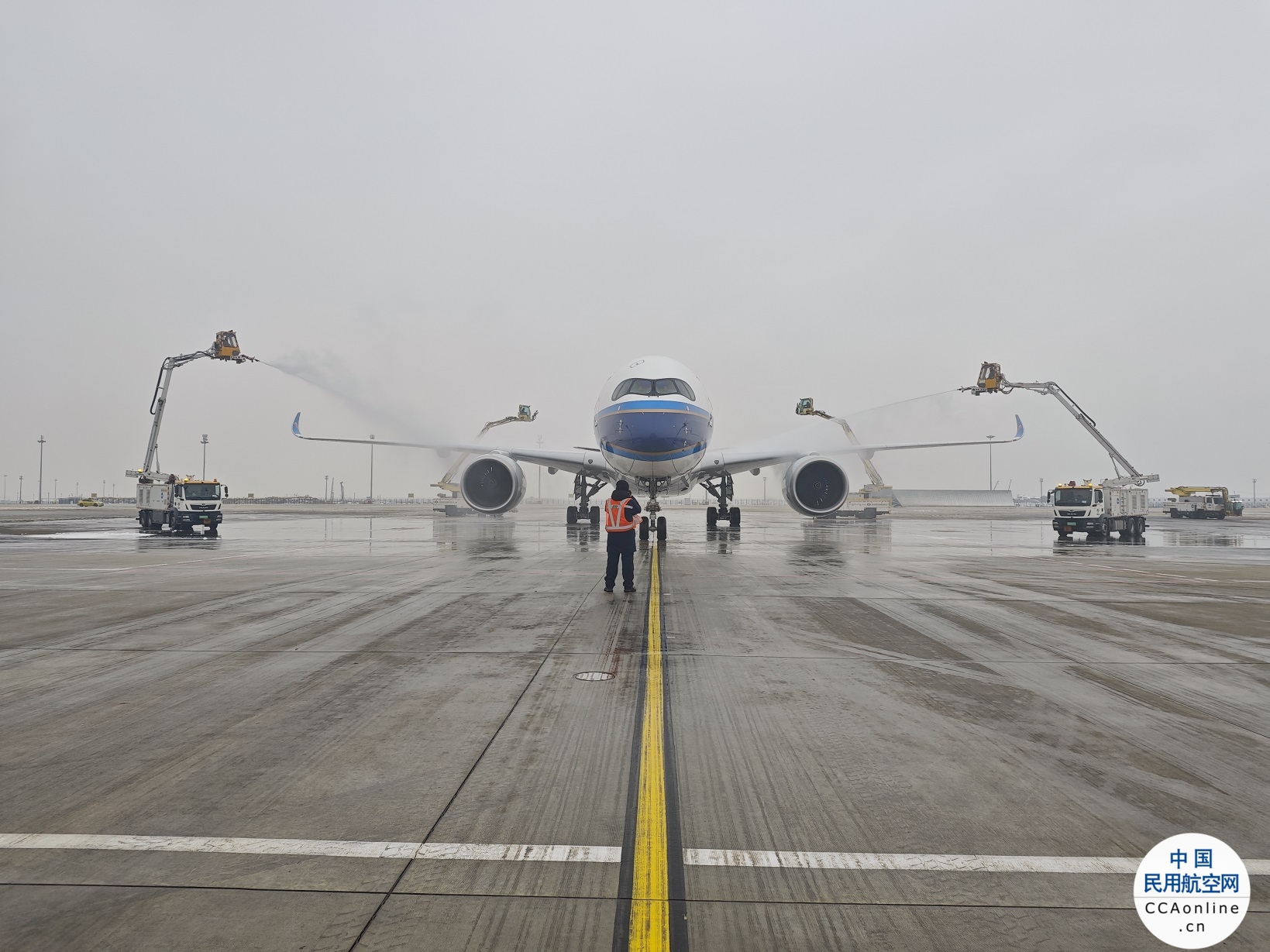 大兴机场开展飞机除冰、除霜作业 保障早高峰航班出港