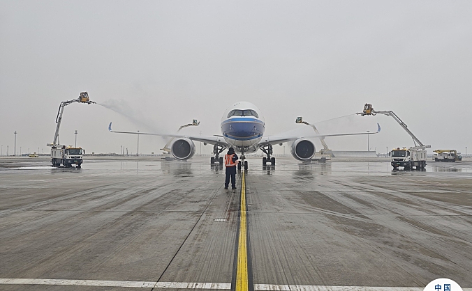 大兴机场开展飞机除冰、除霜作业 保障早高峰航班出港