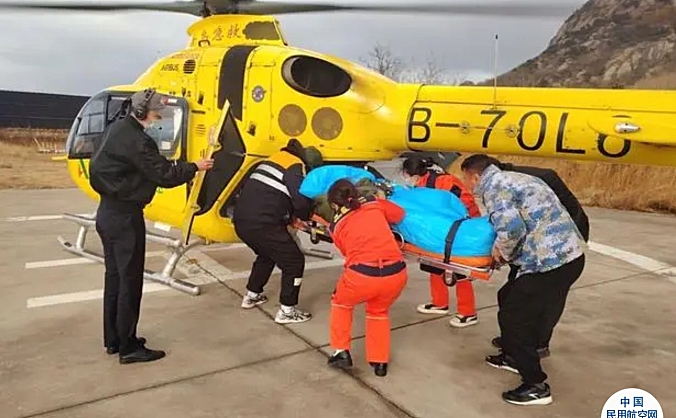 灵山岛76岁老人突发疾病，直升机25分钟跨海救人
