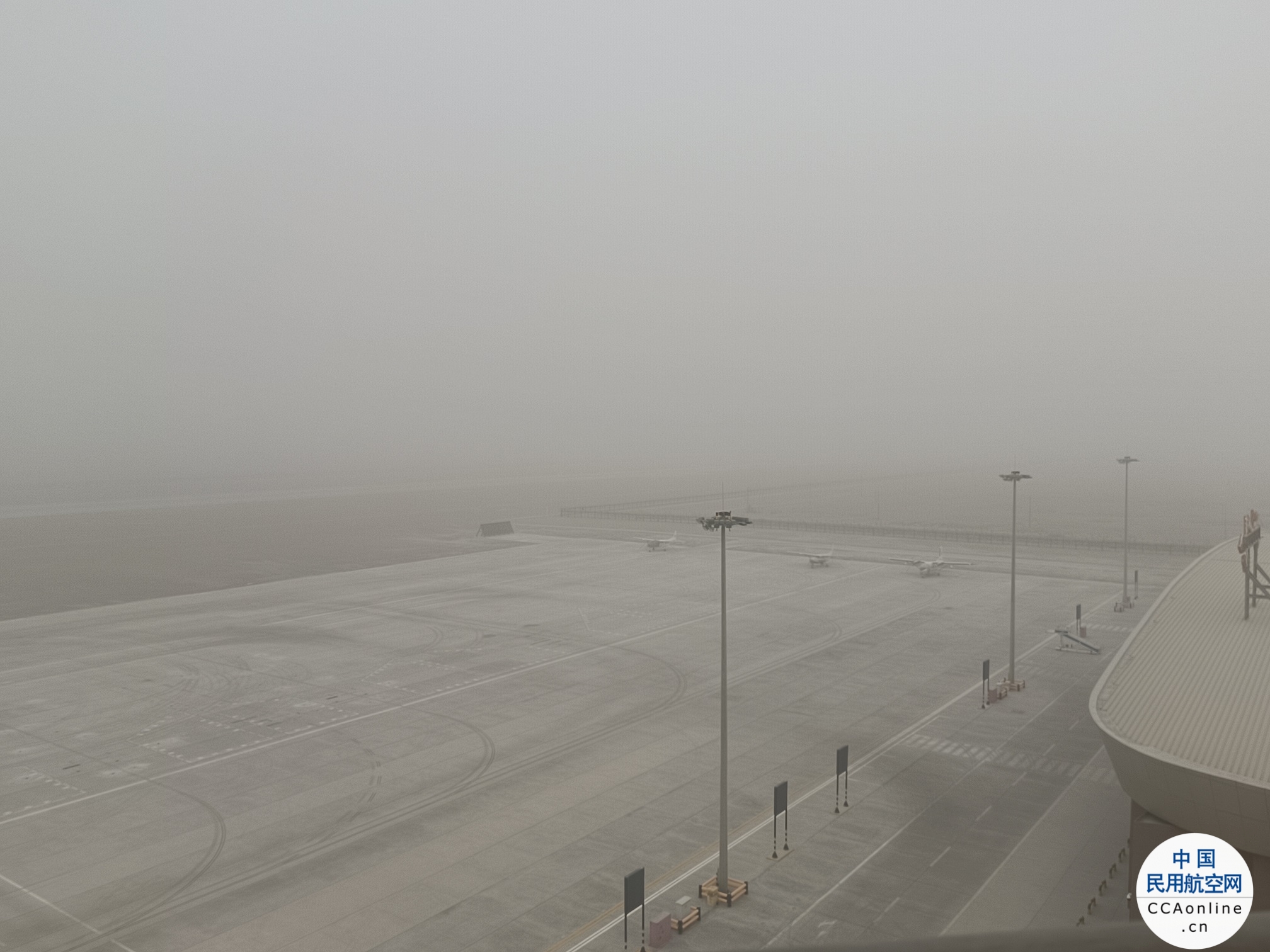 若羌楼兰机场积极应对沙暴恶劣天气