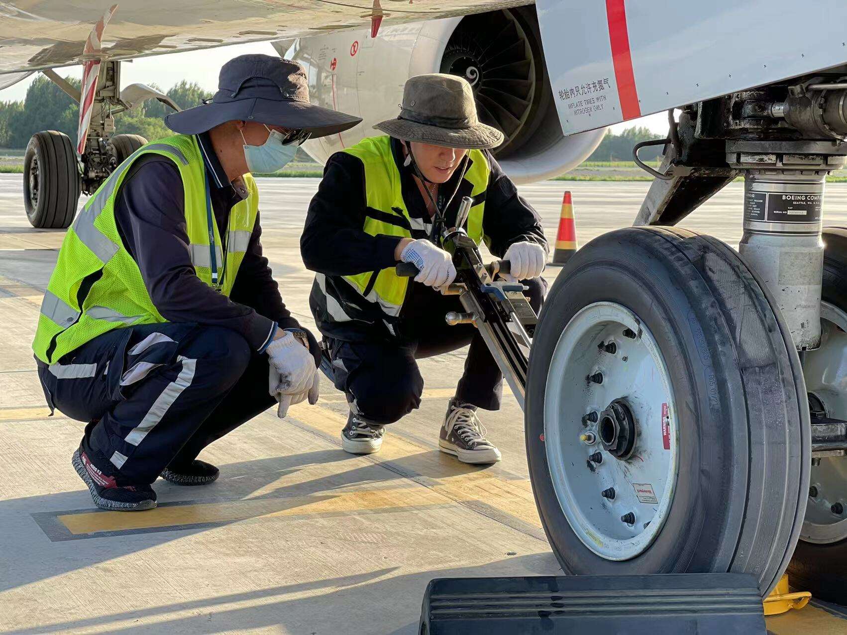新疆机场集团克拉玛依古海机场机务人员快速处置飞机小故障 保障航班顺畅出行