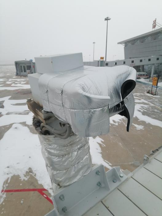 强降雪来袭，锡林浩特机场为登机桥穿上“棉衣”