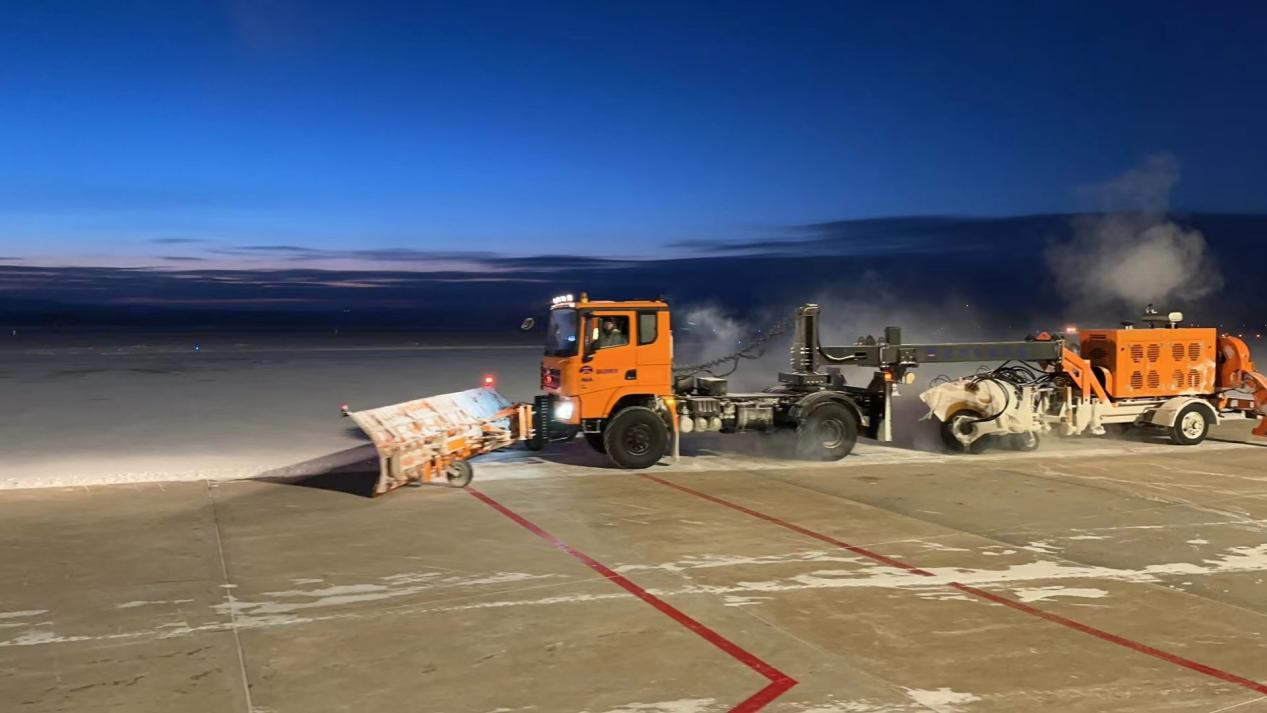 锡林浩特机场完成除冰雪工作