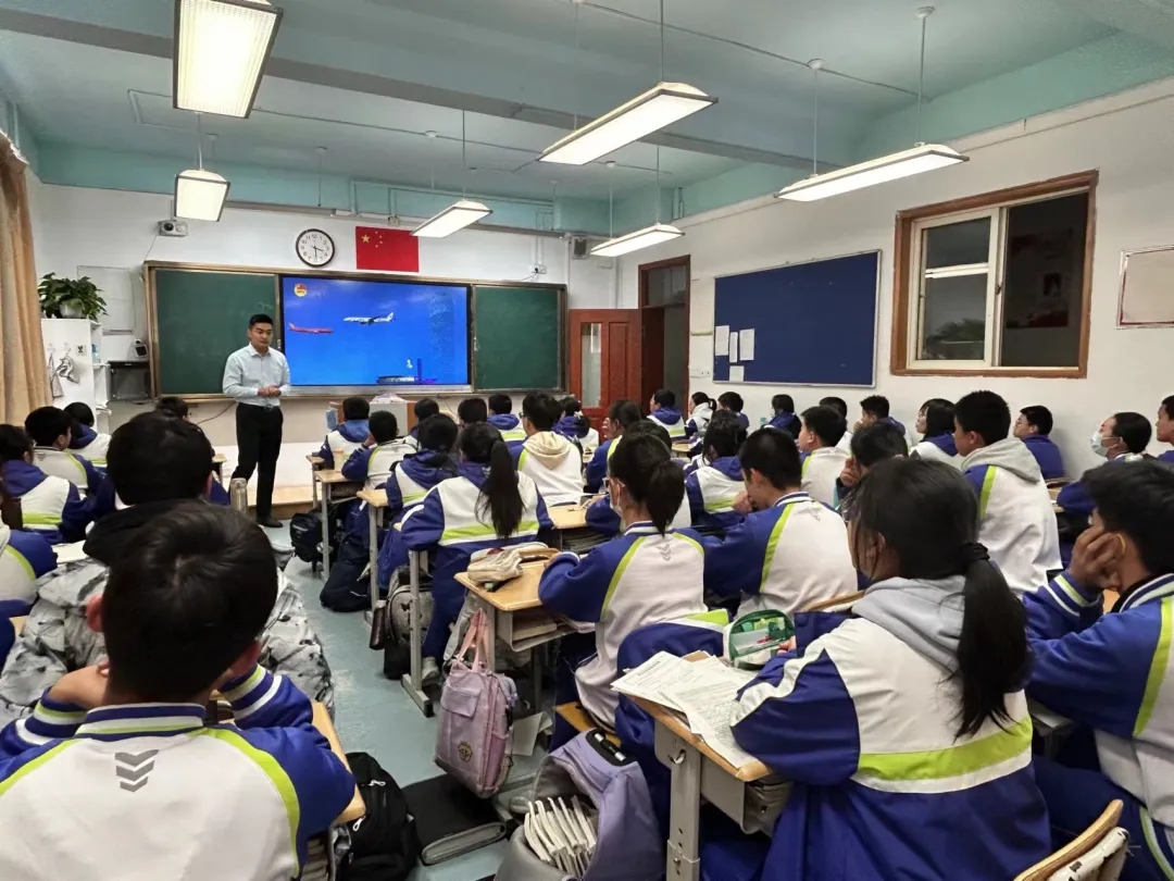 启航向未来——青岛空管站团委组织空管知识进课堂活动