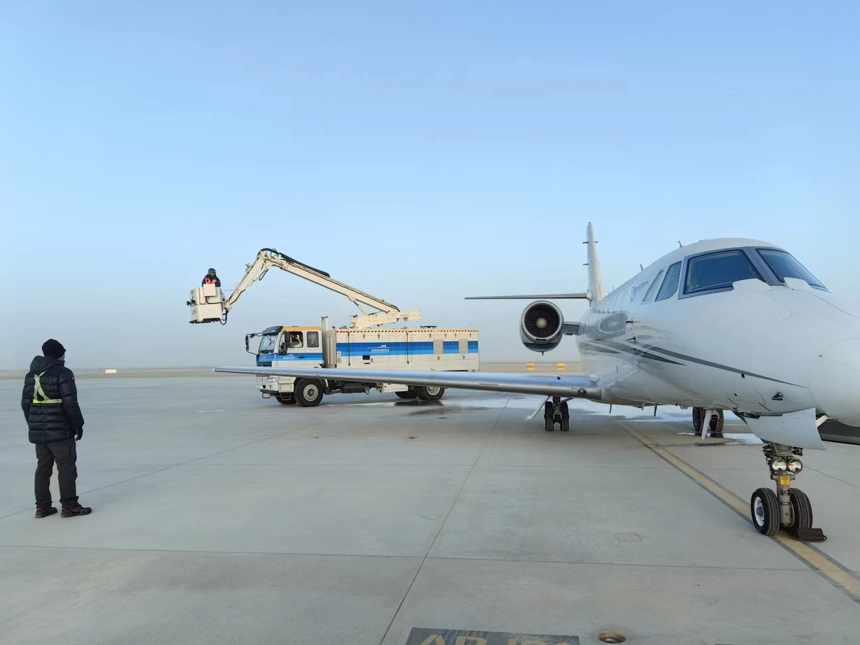 且末玉都机场首次航空器除冰保障顺利完成
