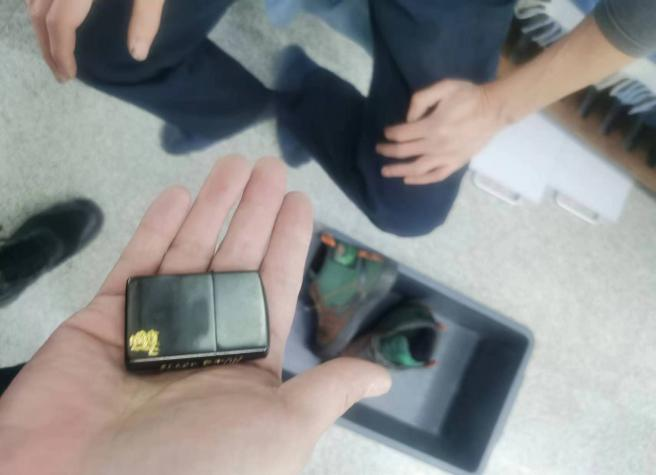 乌海机场查获旅客鞋底藏匿打火机
